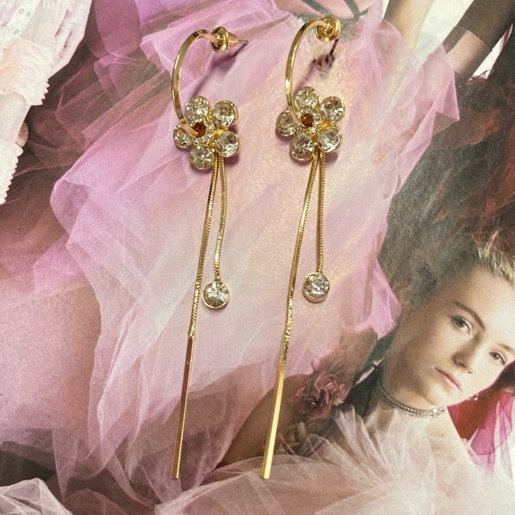 Gold Tone Flower 🌸 Earrings - Picture 4 of 5